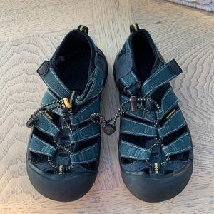 Big kids Keen water/hiking Sandals size 3. Light wear. Blue.